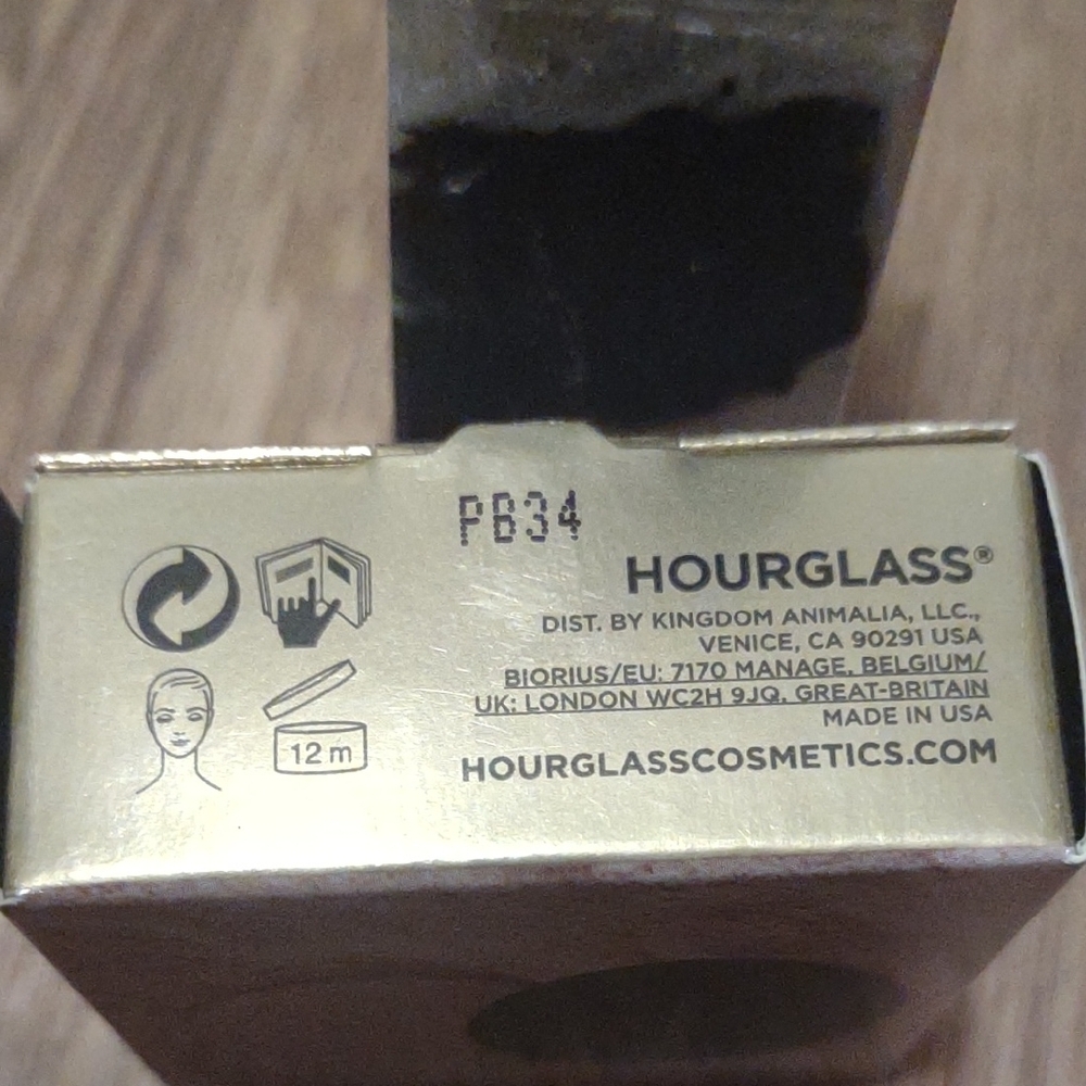 NIB Hourglass Veil Translucent Setting Powder - Picture 3 of 6